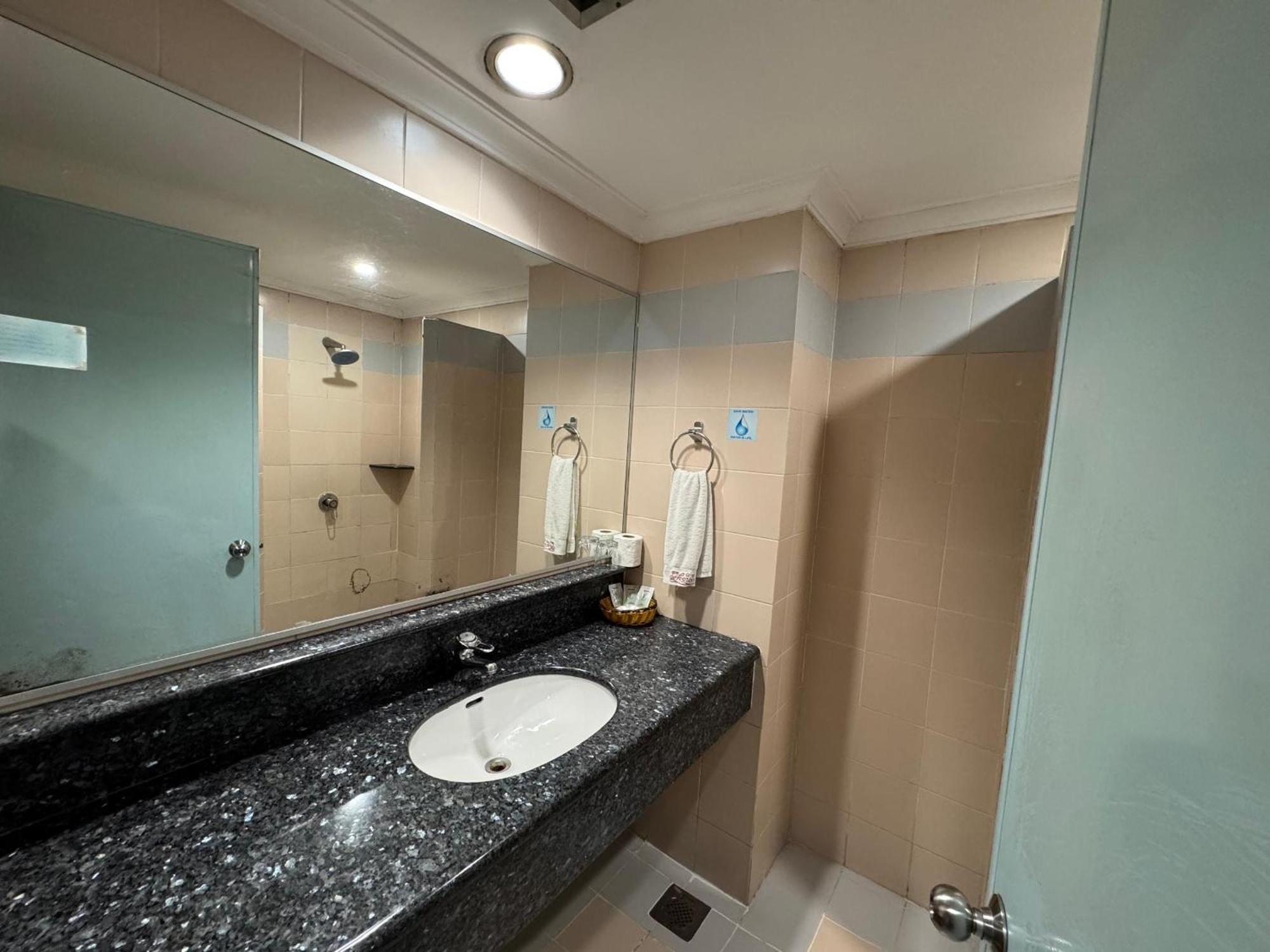 Hotel Deleeton Kota Kinabalu Buitenkant foto
