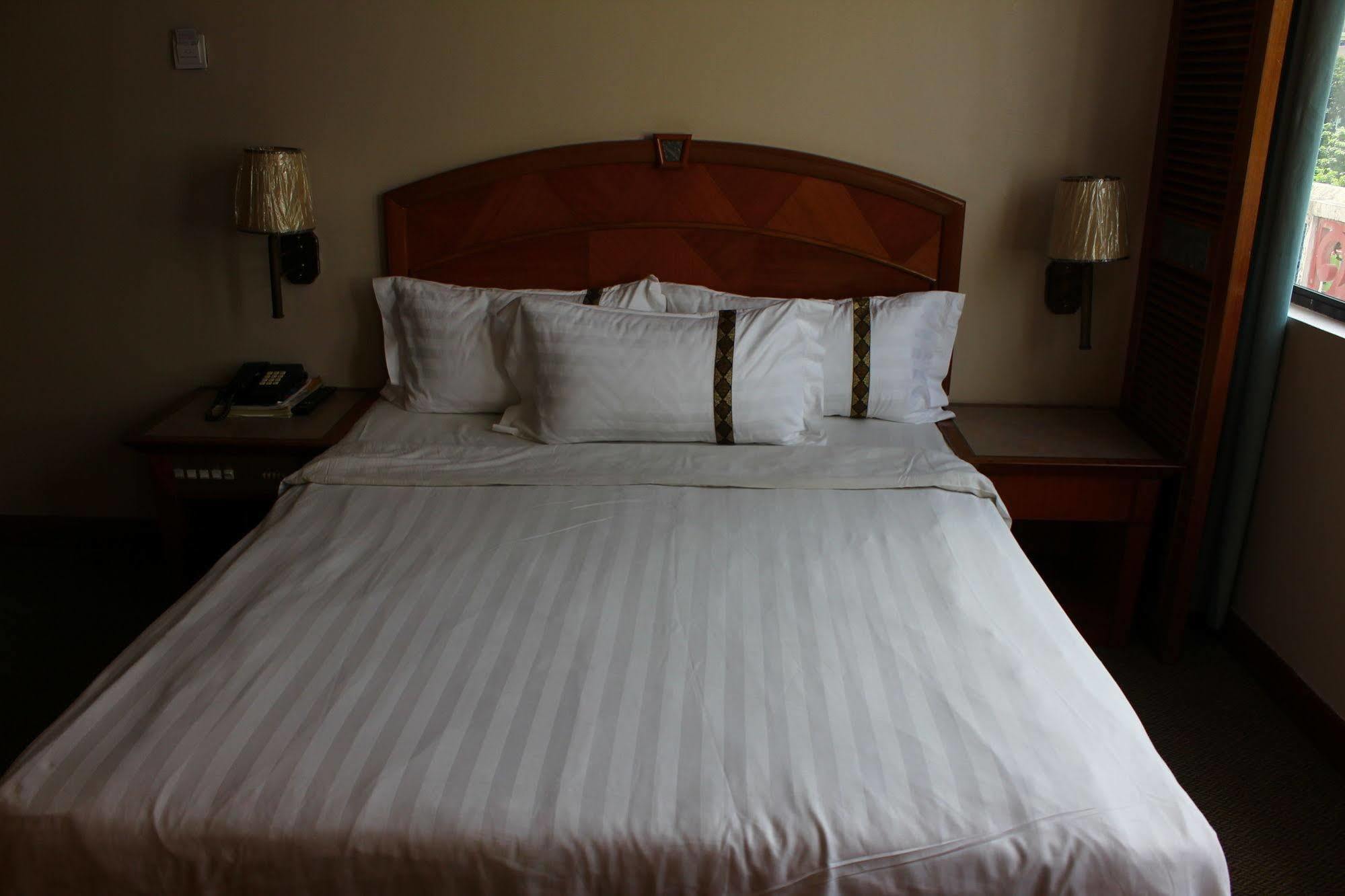 Hotel Deleeton Kota Kinabalu Buitenkant foto