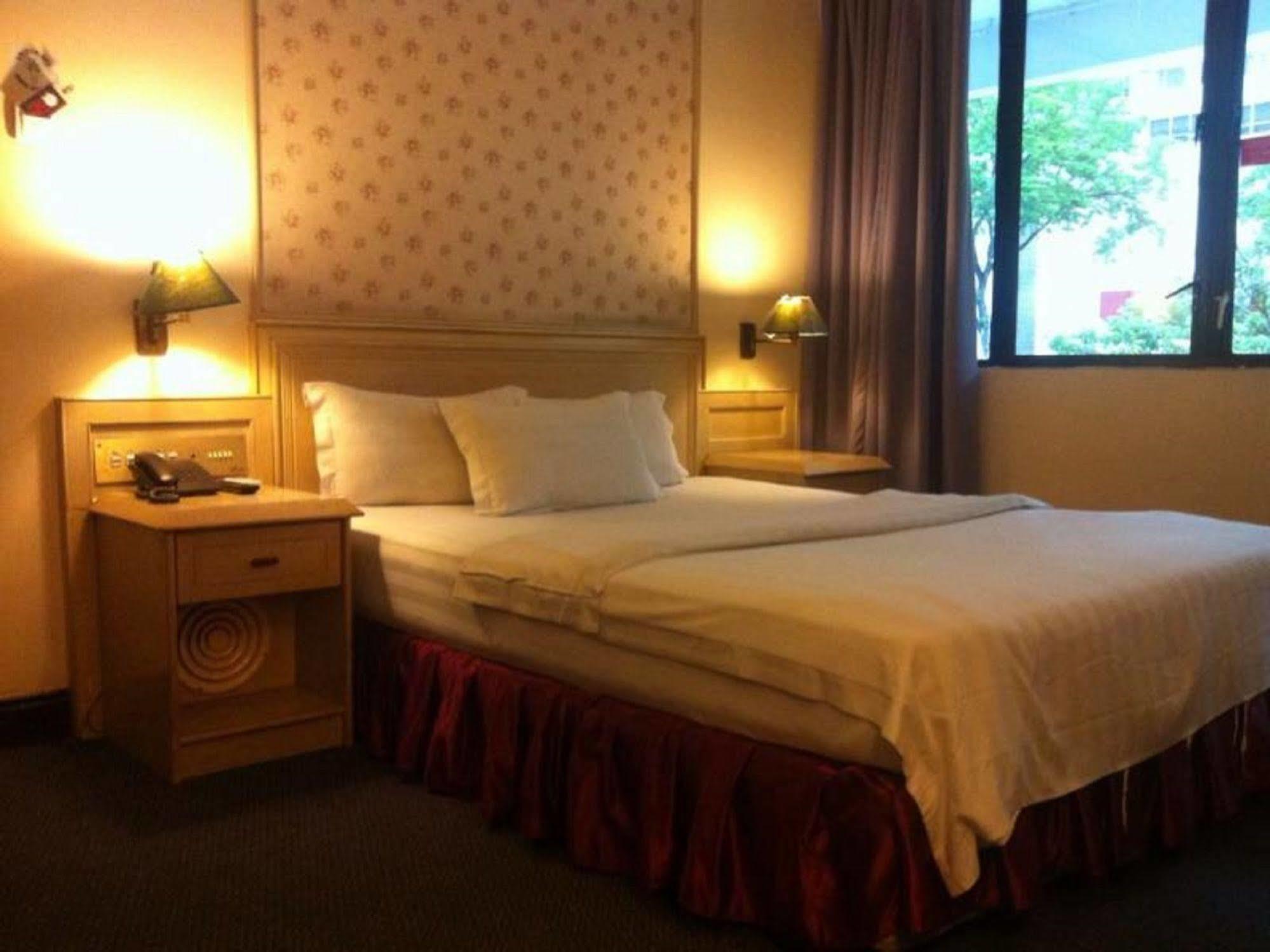 Hotel Deleeton Kota Kinabalu Buitenkant foto