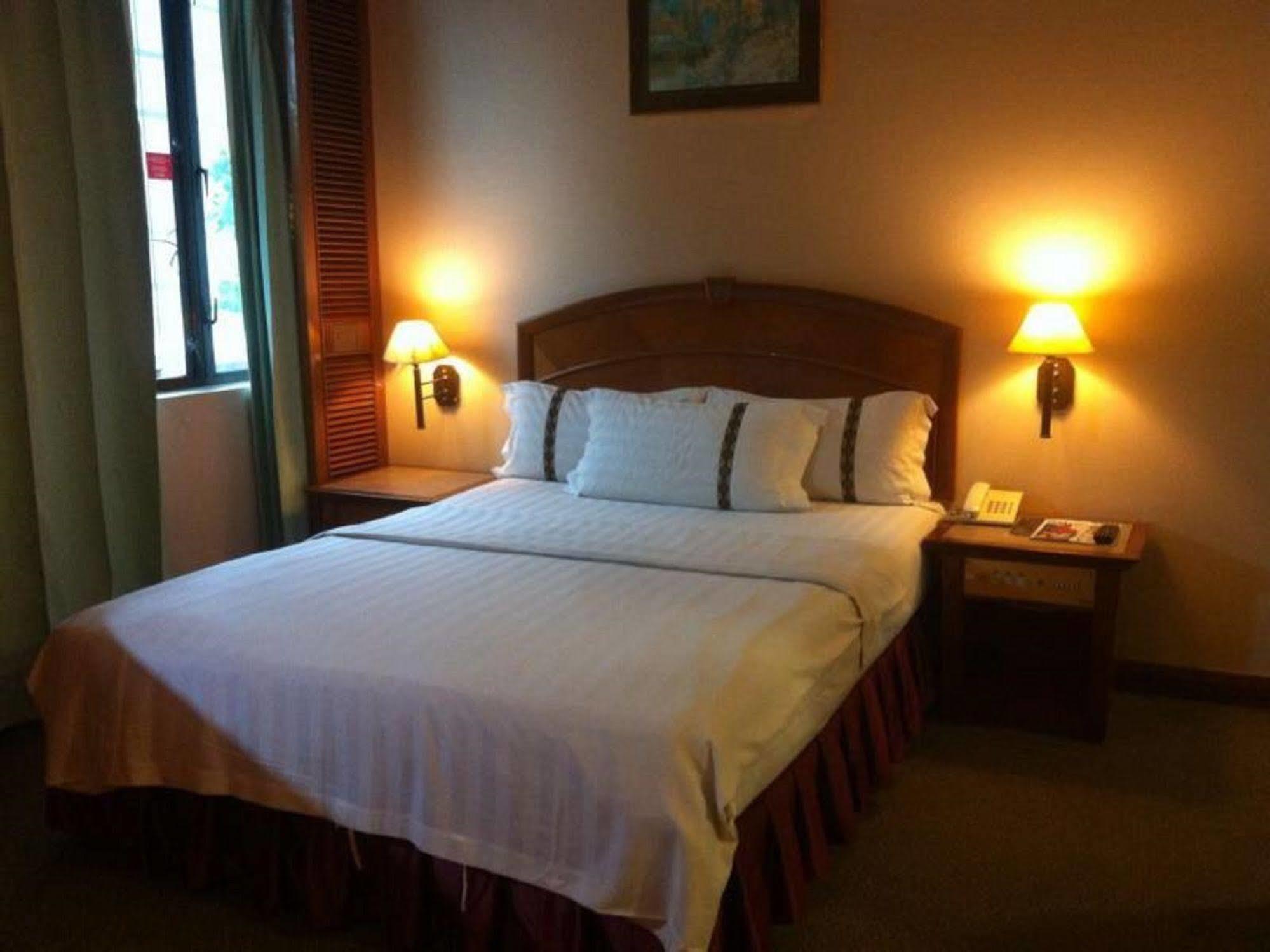 Hotel Deleeton Kota Kinabalu Buitenkant foto