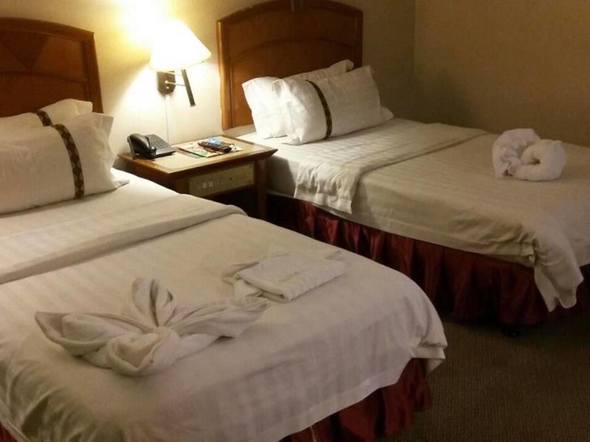 Hotel Deleeton Kota Kinabalu Buitenkant foto