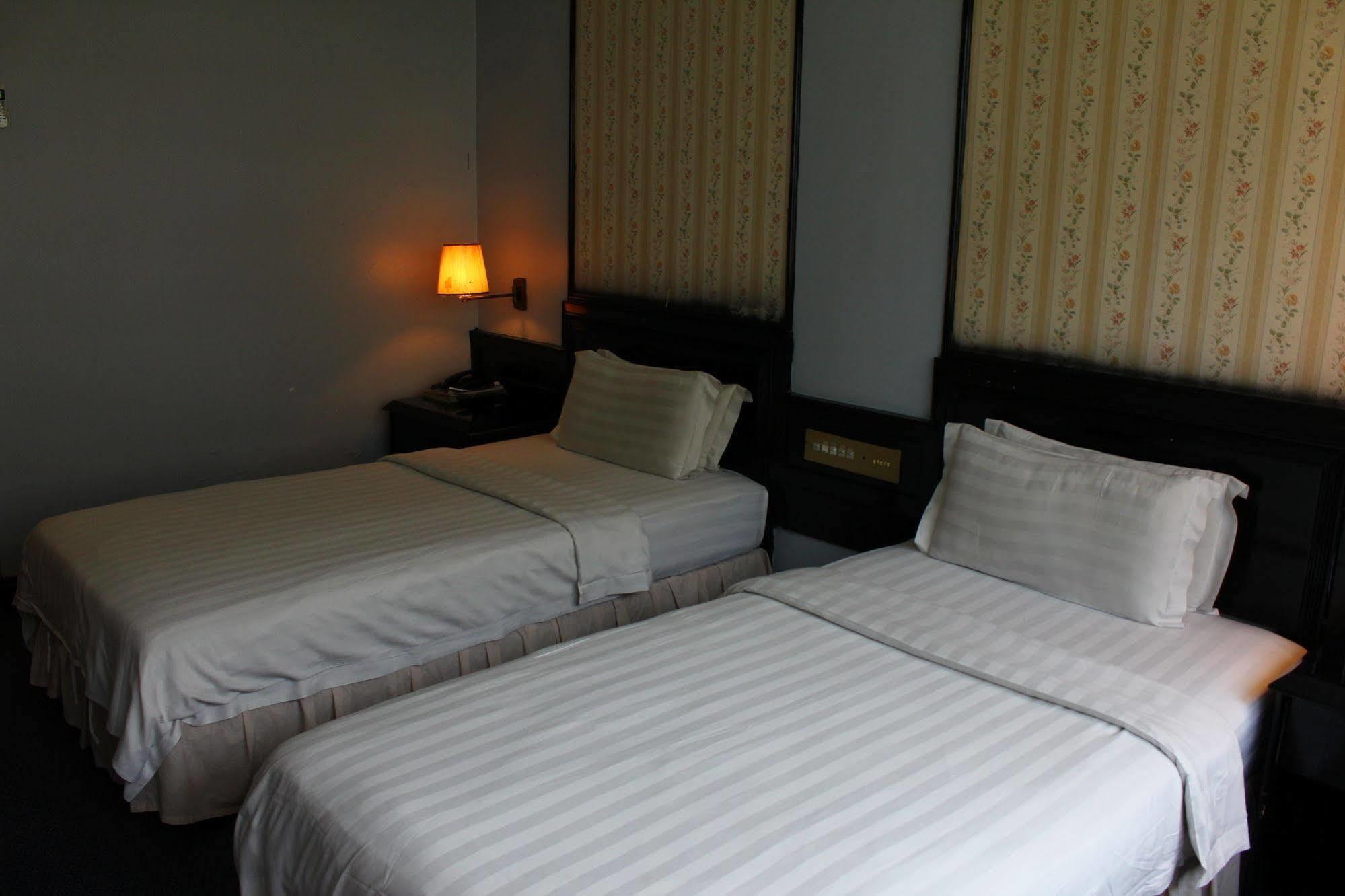 Hotel Deleeton Kota Kinabalu Buitenkant foto